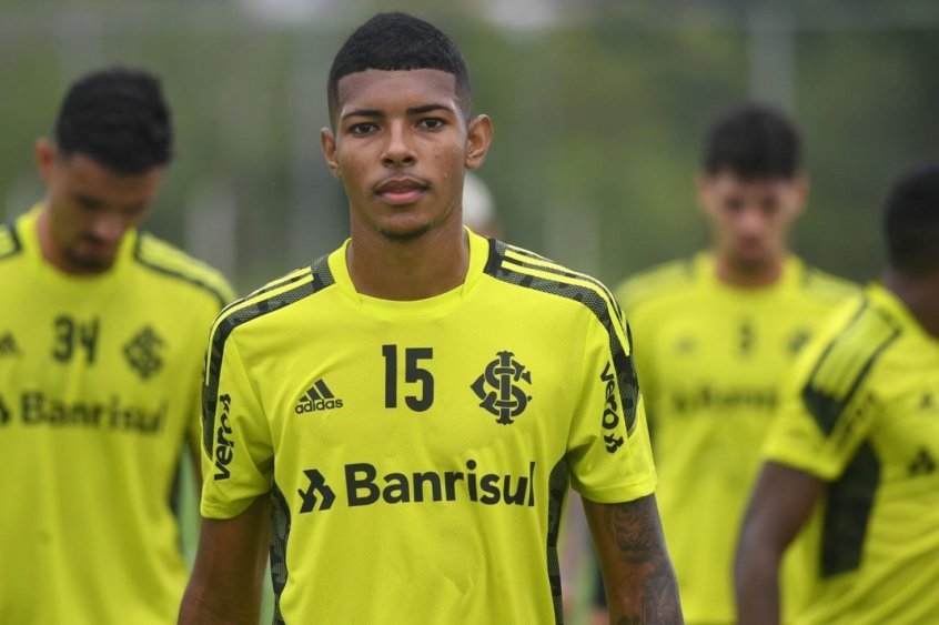 Matheus Dias aproveita primeiros contatos com a equipe profissional do Internacional Matheus Dias aproveita primeiros contatos com a equipe profissional do Internacional