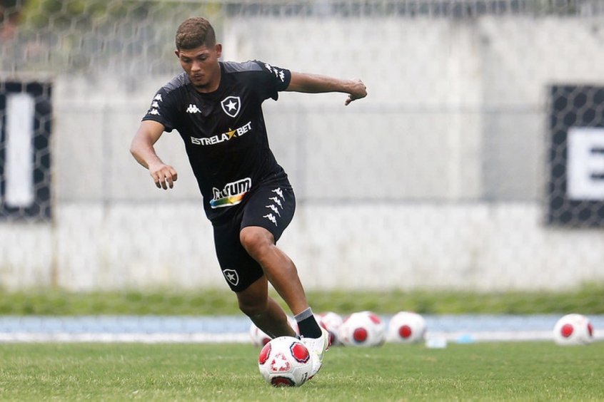 Apresentado no Botafogo, Erison chega empolgado ao clube: ‘Vou lutar muito dentro de campo’
