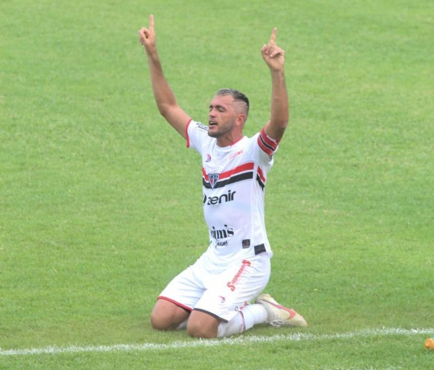 Edson Cariús comemora boa fase pelo Ferroviário após mais um gol