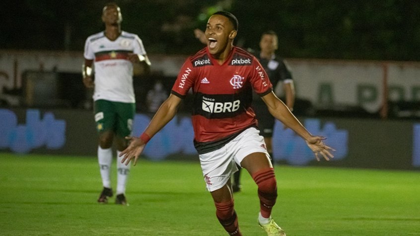 Sob olhares de Paulo Sousa, Lázaro brilha, e Flamengo vence a Portuguesa na estreia do Carioca