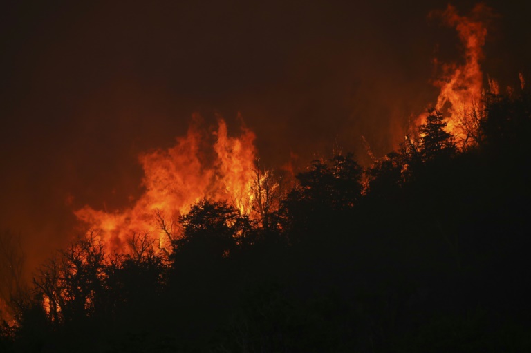 Em meio a altas temperaturas, incêndios persistem no sul da Argentina