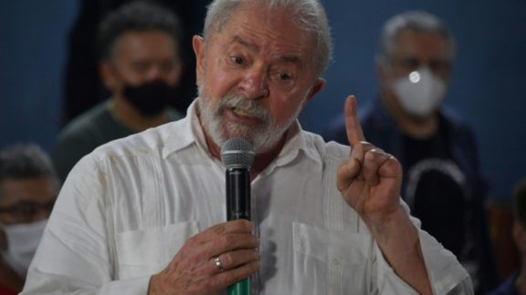 PoderData: Lula vai a 42% e empata com a soma de todos os adversários