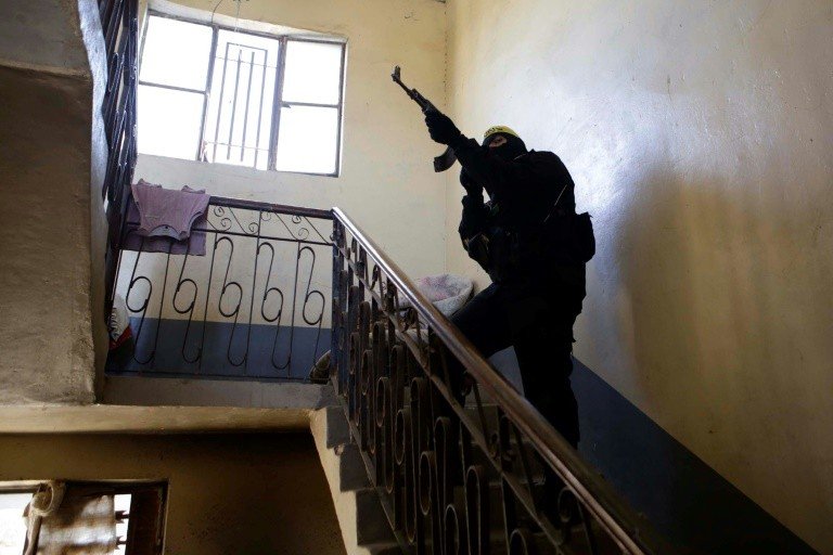 Estado Islâmico ataca prisão na Síria e base militar no Iraque em escalada mortal Estado Islâmico ataca prisão na Síria e base militar no Iraque em escalada mortal