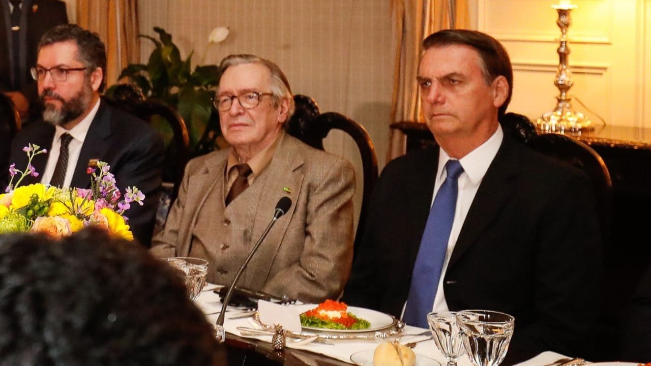 ‘Um dos maiores pensadores da história’, diz Bolsonaro sobre Olavo de Carvalho