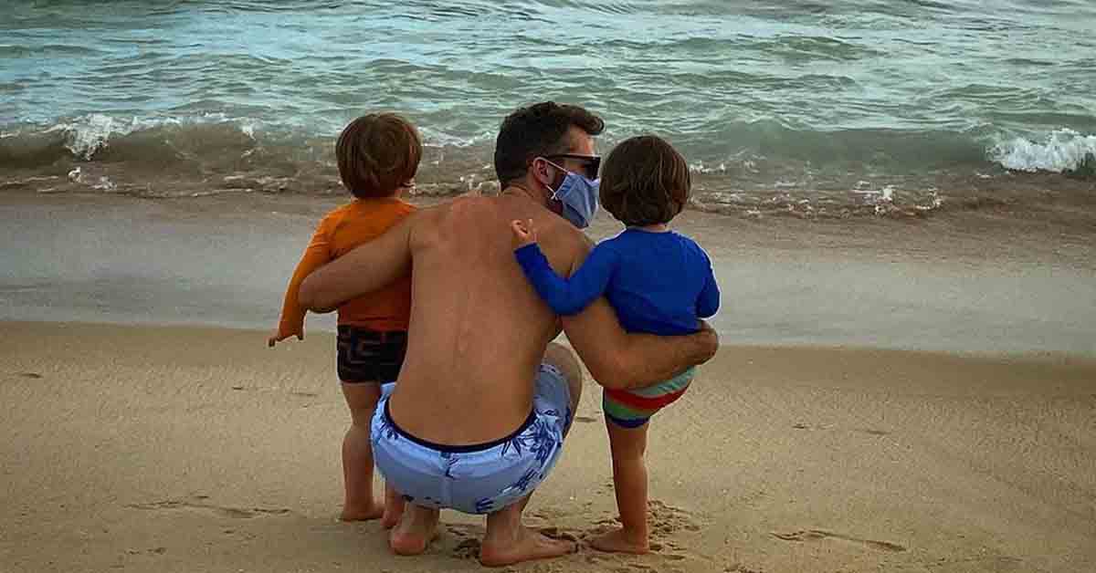Thales Bretas leva filhos com Paulo Gustavo à praia
