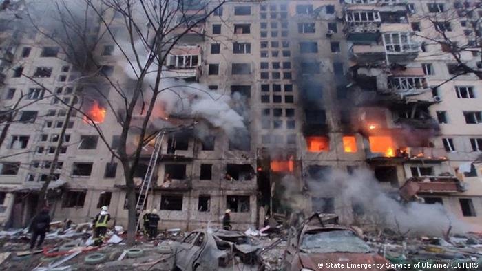 &Uacute;ltimas not&iacute;cias: Bombardeio a pr&eacute;dio residencial em Kiev + - ISTO&Eacute;  Independente