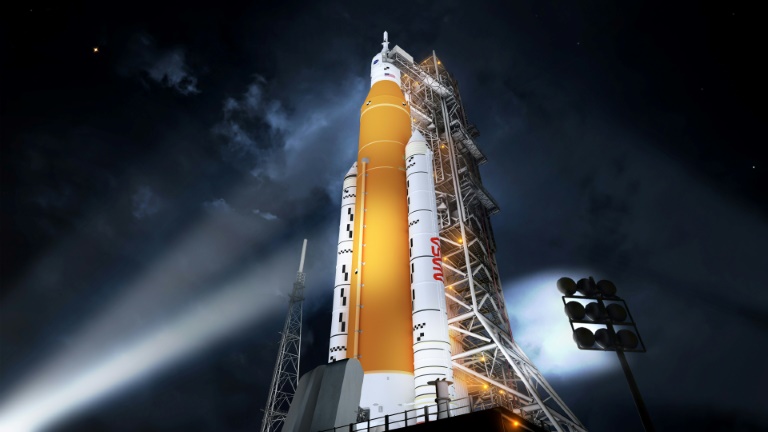 NASA começa a transportar um mega-foguete lunar para a plataforma de lançamento