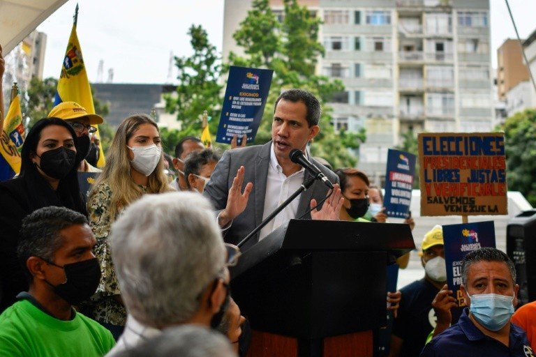 Líder da oposição venezuelana pede que petrolíferas 'não troquem um ditador por outro' Líder da oposição venezuelana pede que petrolíferas 'não troquem um ditador por outro'