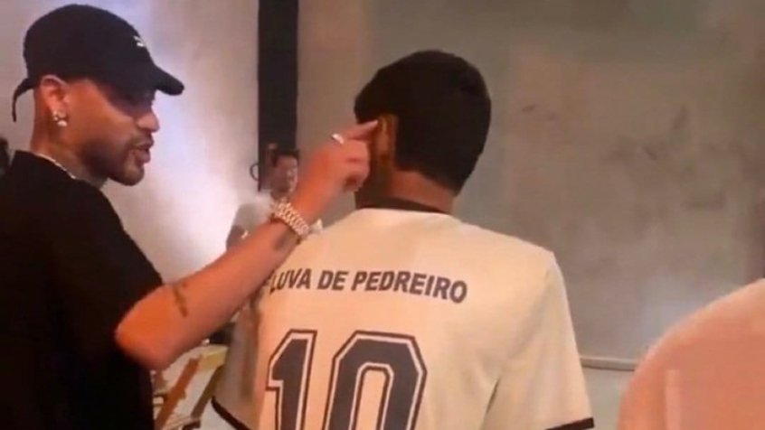 Neymar vence Luva de Pedreiro em desafio de futebol feito durante programa na TV