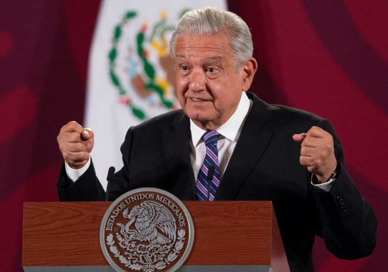 Presidente de México propone en reforma reducir número de legisladores