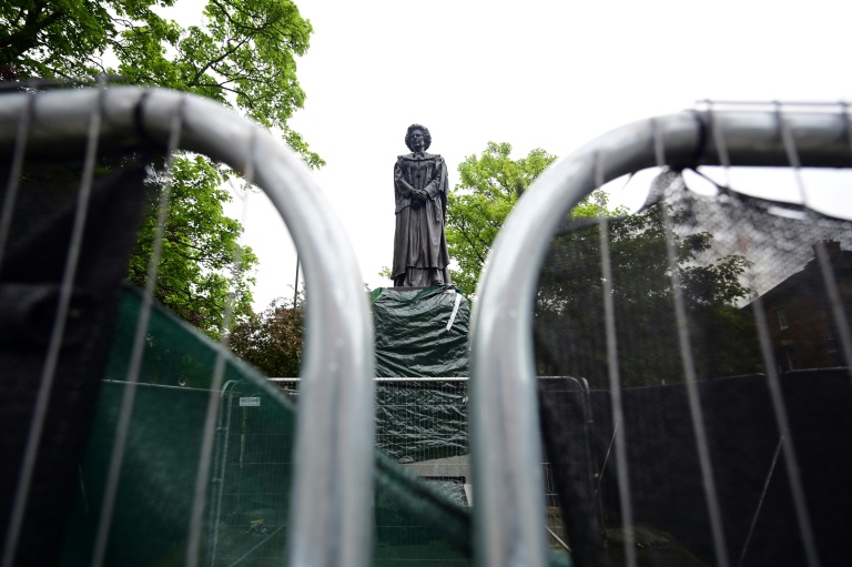 Recém-instalada, estátua de Margaret Thatcher recebe lançamento de ovos