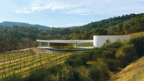 O pavilhão em um vinhedo na Provence é o legado final do arquiteto brasileiro à França, onde viveu exilado