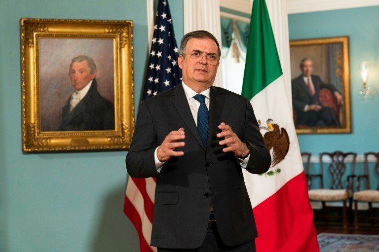 Chanceler mexicano denuncia negligência de fabricantes de armas dos EUA após massacre Chanceler mexicano denuncia negligência de fabricantes de armas dos EUA após massacre