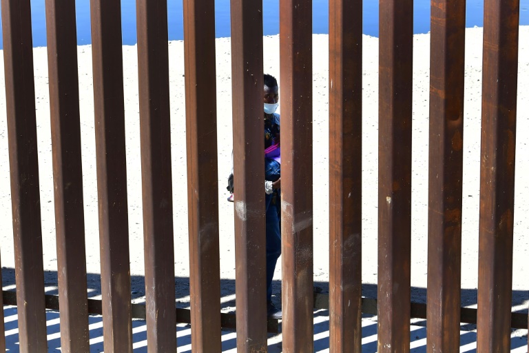 Na fronteira dos EUA, muro aumenta o sofrimento dos migrantes
