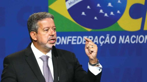 Lira e Bolsonaro reduzem ICMS dos combustíveis, mas retiram recursos bilionários dos estados