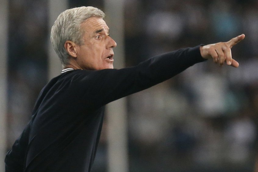 Luís Castro analisa vitória do Botafogo, critica gramado e explica alterações no segundo tempo Luís Castro analisa vitória do Botafogo, critica gramado e explica alterações no segundo tempo