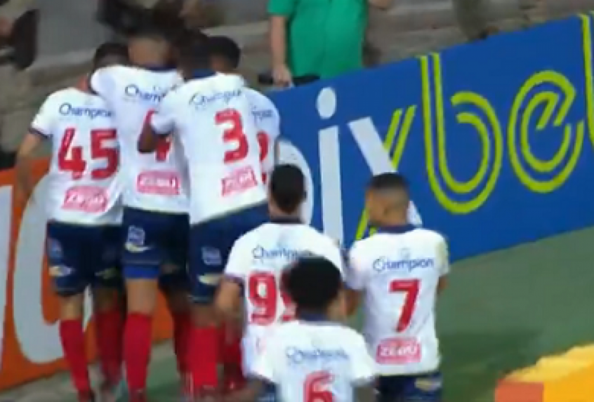 Com dois gols de Davó, Bahia vence a Ponte Preta e dorme na liderança da Série B