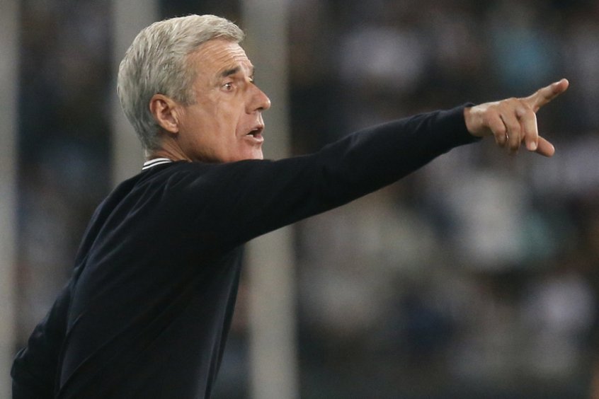 Luís Castro vê dois tempos distintos, mas valoriza ambição do Botafogo: ‘Cada jogo como uma batalha’