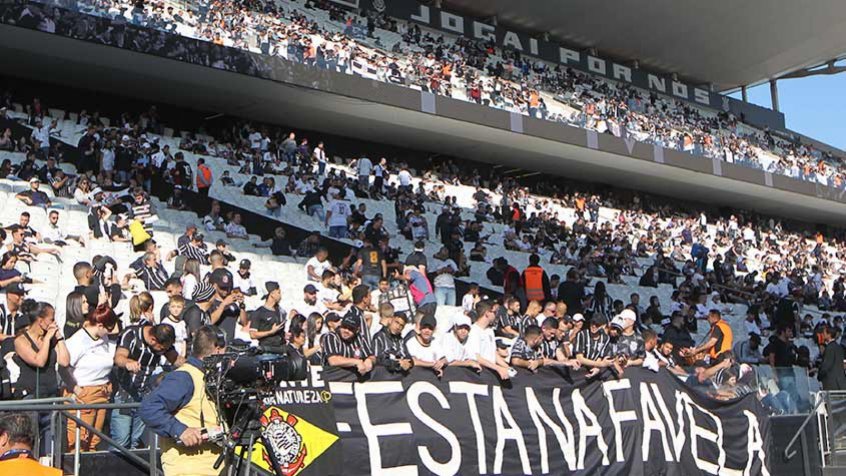 Corinthians suspende torcedor que acendeu sinalizador durante o Majestoso