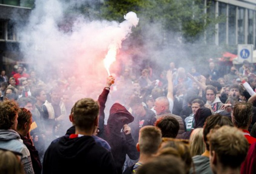 Torcedores da Roma e Feyenoord brigam antes da final da Conference League e geram 60 prisões