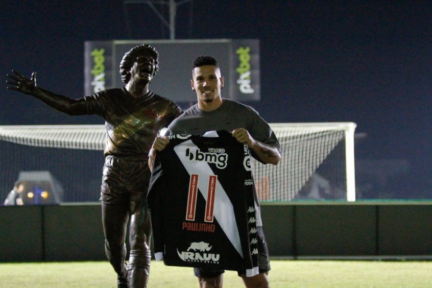 Paulinho, cria da base do Vasco, comparece em São Januário na vitória sobre o Brusque pela Série B
