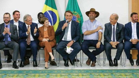 A pré-campanha desavergonhada leva Bolsonaro a passar chapéu para arrecadar dinheiro de ruralistas
