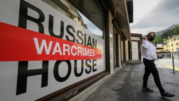 Ucranianos denunciam em Davos os ‘crimes de guerra russos’