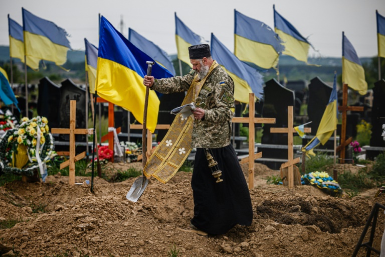 Lágrimas e homenagens em funerais em série em cemitério militar da Ucrânia