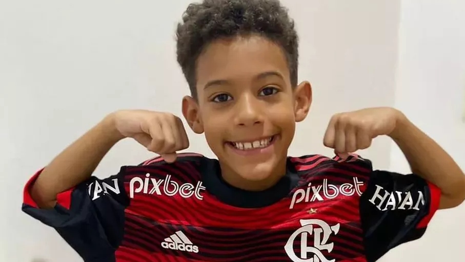 Só alegria! Filho de jogador do Altos recebe camisa do Flamengo de Gabigol