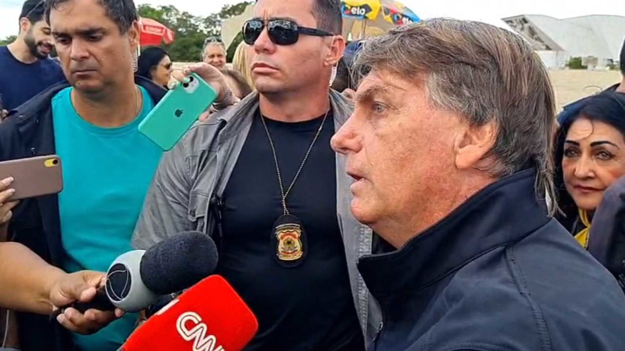 Bolsonaro vai a ‘lanchaciata’ e pilota moto náutica entre apoiadores em Brasília