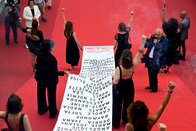 Feministas exibem cartaz com nomes de 129 mulheres assassinadas em Cannes