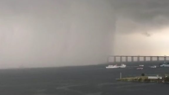 Tempestade ‘engole’ Ponte Rio-Niterói e causa estragos