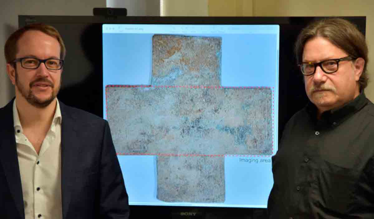 Técnica inovadora de imagem revela inscrição oculta em cruz funerária