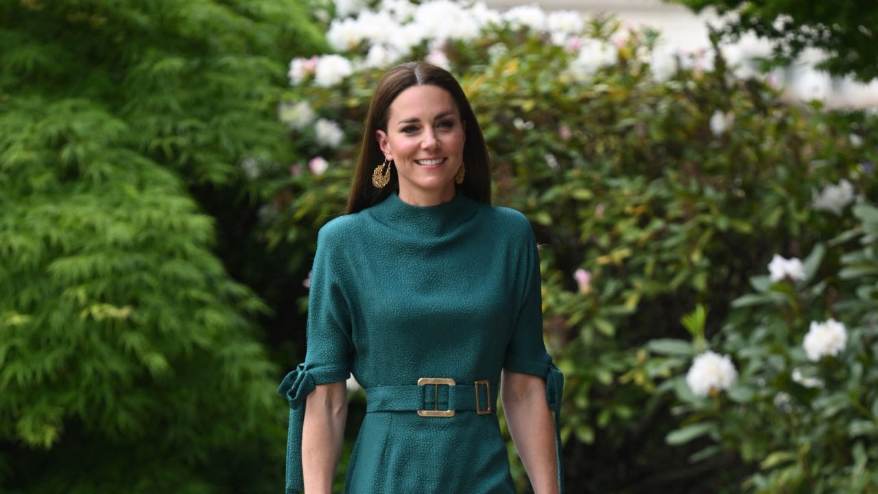 Kate Middleton announces a vacancy for a personal assistant position with a salary of 172,000 Brazilian riyals annually
