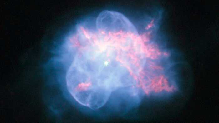 Localizada na Constelação de Hércules, a nebulosa NGC 6210 é o último suspiro de uma estrela ligeiramente menos massiva que o nosso Sol na fase final da sua vida. As múltiplas conchas de material ejetadas pela estrela moribunda formam uma superposição de estruturas com diferentes graus de simetria, dando à NGC 6210 sua forma estranha. Essa imagem nítida mostra a região interna dessa nebulosa planetária em detalhes sem precedentes. A estrela central é cercada por uma bolha fina e azulada que revela uma delicada estrutura filamentar. Essa bolha é sobreposta a uma formação gasosa assimétrica e avermelhada na qual buracos, filamentos e pilares são claramente visíveis