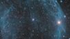 Soprada por ventos rápidos de uma estrela quente e massiva, essa bolha cósmica é enorme. Catalogada como Sharpless 308, ela fica a cerca de 5.200 anos-luz de distância, na Constelação do Cão Maior. A nebulosa soprada pelo vento tem uma idade de cerca de 70.000 anos. A emissão relativamente fraca, capturada nesta imagem, é dominada pelo brilho dos átomos de oxigênio ionizado mapeados em tons azulados