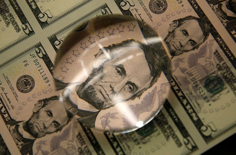 Dólar reduz queda ante real com temores fiscais compensando BC mais agressivo Dólar reduz queda ante real com temores fiscais compensando BC mais agressivo