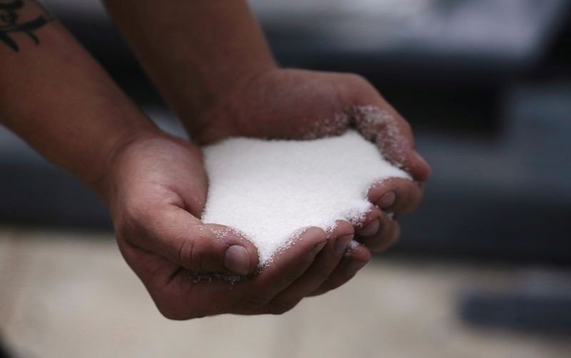 Açúcar branco avança 2% antes de vencimento; arábica atinge mínima de 3 semanas Açúcar branco avança 2% antes de vencimento; arábica atinge mínima de 3 semanas