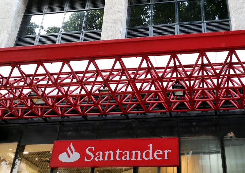 Santander Brasil quase dobra lucro no 2º tri Santander Brasil quase dobra lucro no 2º tri