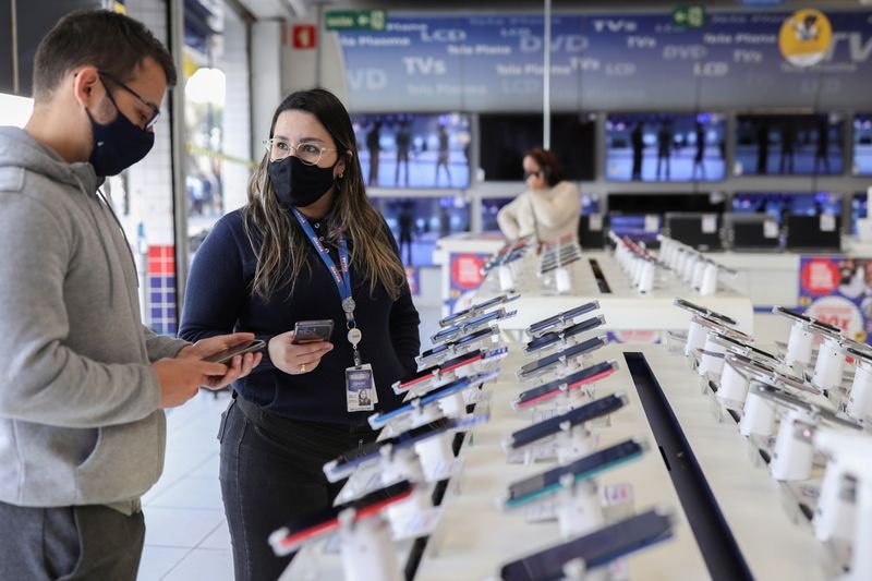 Varejistas brasileiros aceleram aquisições para competir por dominância no e-commerce Varejistas brasileiros aceleram aquisições para competir por dominância no e-commerce