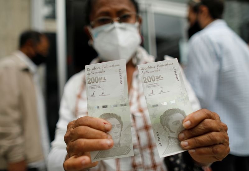 Venezuela anuncia reconversão monetária que remove seis zeros de sua moeda Venezuela anuncia reconversão monetária que remove seis zeros de sua moeda