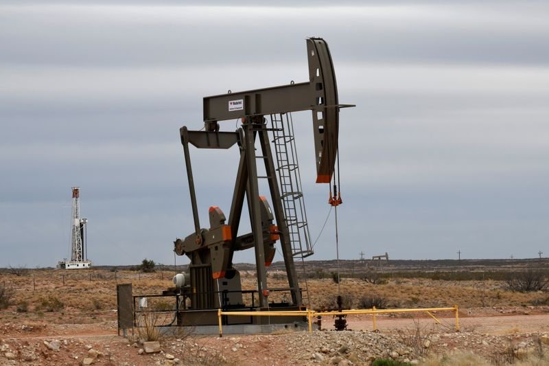 Preços do petróleo atingem máxima de quase 3 anos com oferta apertada Preços do petróleo atingem máxima de quase 3 anos com oferta apertada