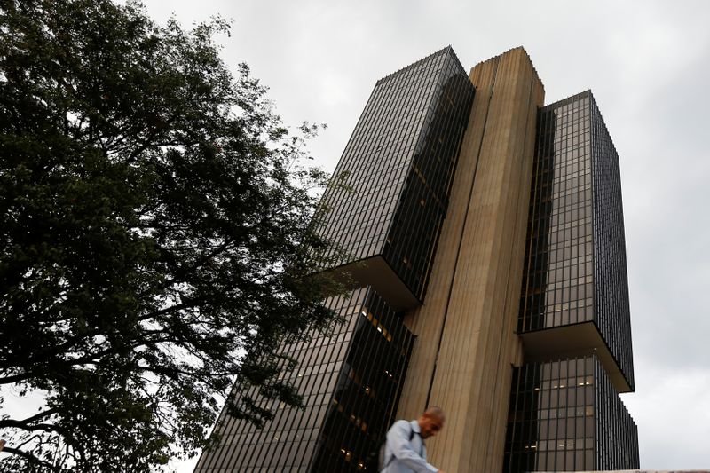 BC fará leilões extras de swap cambial para conter efeitos de demanda relacionada a “overhedge” BC fará leilões extras de swap cambial para conter efeitos de demanda relacionada a “overhedge”
