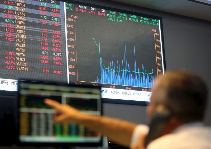 Ibovespa fecha em baixa de 3% e volta à faixa de 110 mil pontos Ibovespa fecha em baixa de 3% e volta à faixa de 110 mil pontos