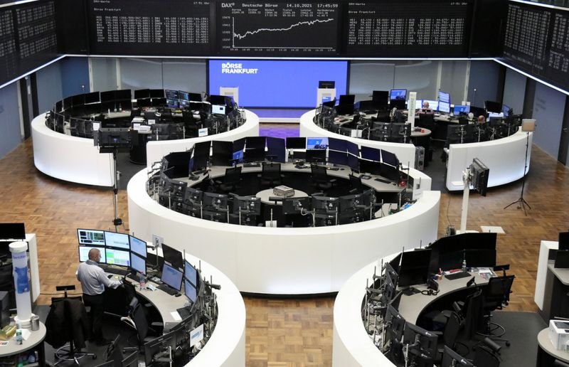 Índice europeu de ações tem leve alta com Nestlé compensando balanços de outras empresas Índice europeu de ações tem leve alta com Nestlé compensando balanços de outras empresas