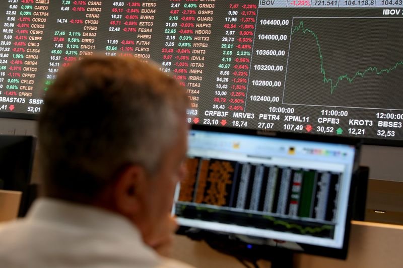 Furo do teto piora previsões para 2022 e Ibovespa beira mínimas do ano Furo do teto piora previsões para 2022 e Ibovespa beira mínimas do ano