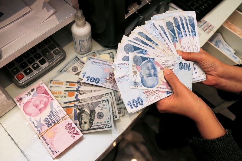 Lira turca despenca para perto de 11 por dólar enquanto após BC cortar juros