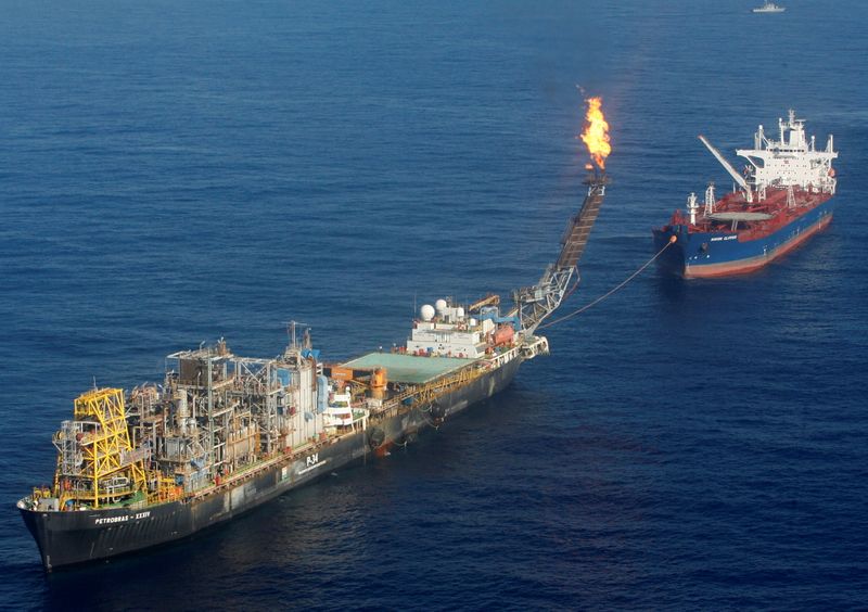 Preços do petróleo fecham quase estáveis, reduzindo ganhos por novos casos de Covid