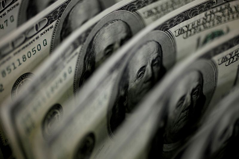 Dólar cai mais de 1% com melhora em apetite por risco e Copom; fiscal fica no radar