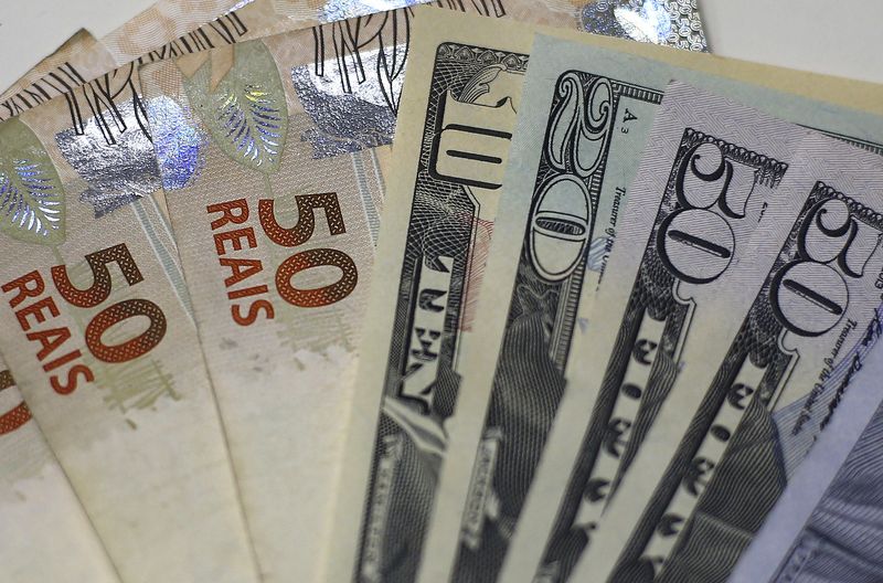 Dólar recua ante real após ata do Copom e em ajuste após ganhos recentes